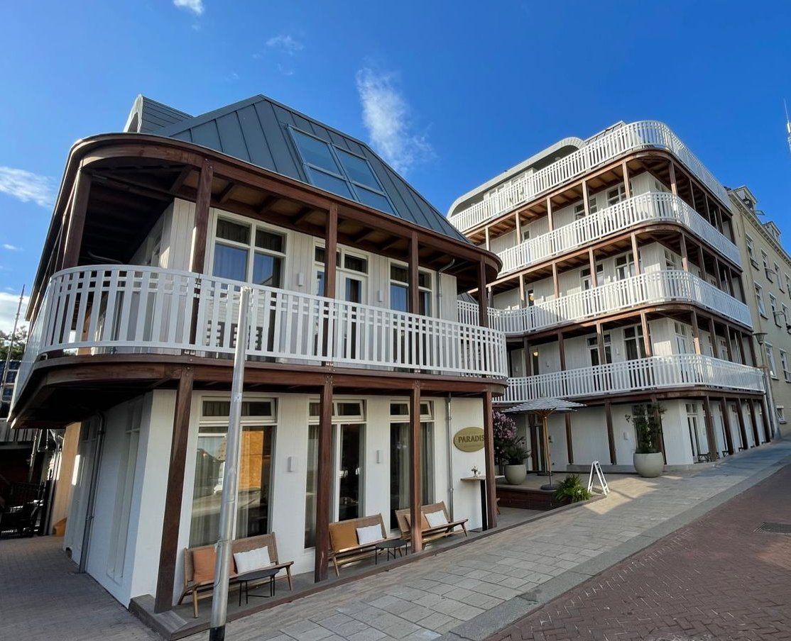 Hotel Paradijsweg 2 met houten gevels en witte balkons