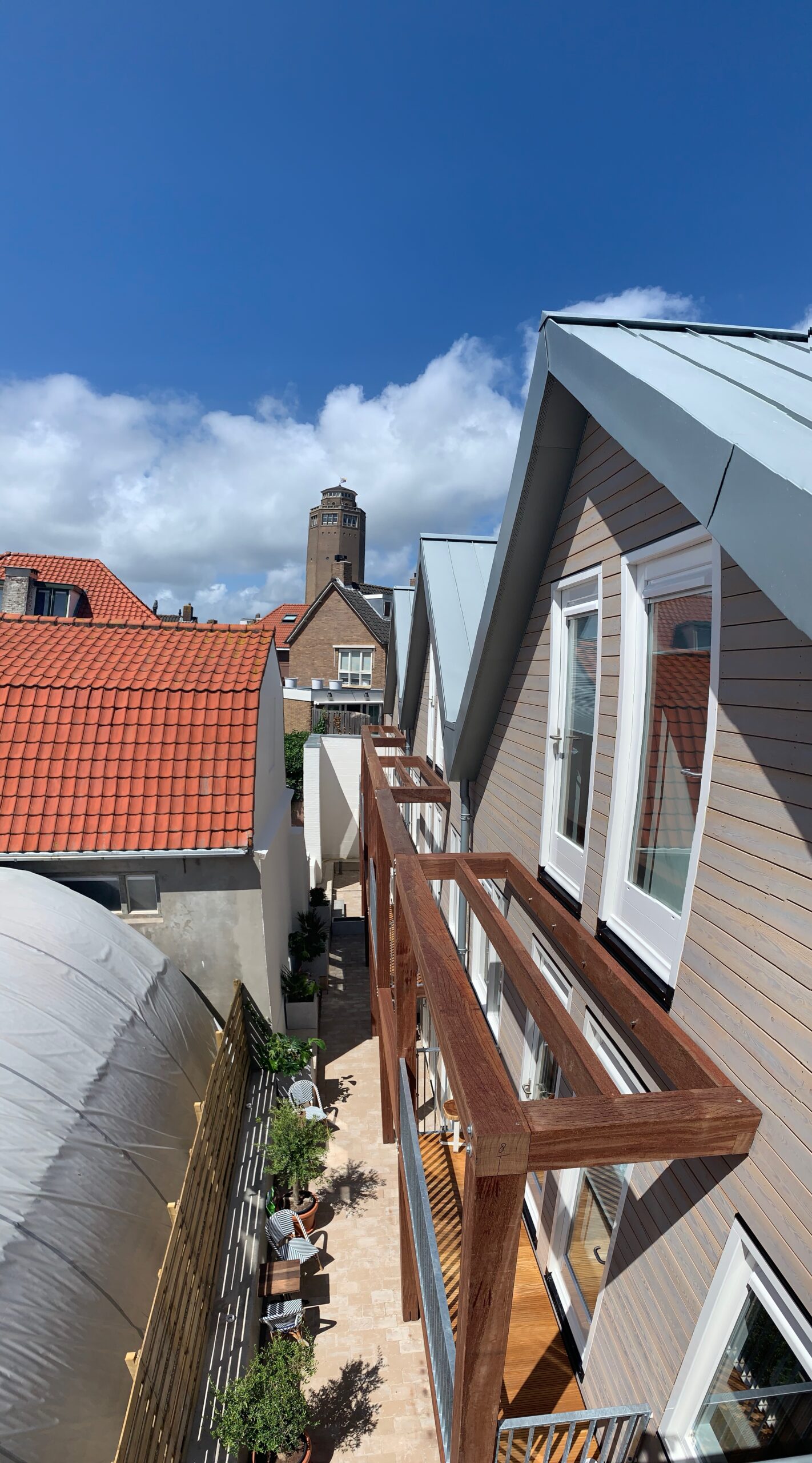 Hotel Paradijsweg 6 met houten gevel en balkons